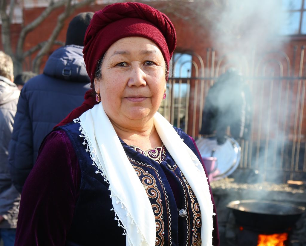 Покажи киргизов. Боурсак киргизский. Киргизский плов. Киргизские женщины готовят. 60 Летняя киргизка.