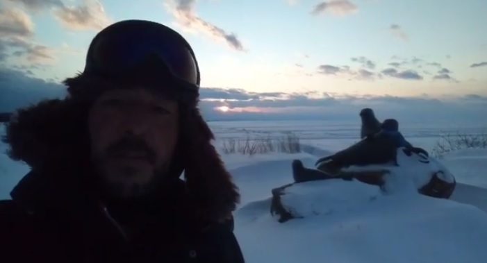 Мужчина путешественник на Байкале