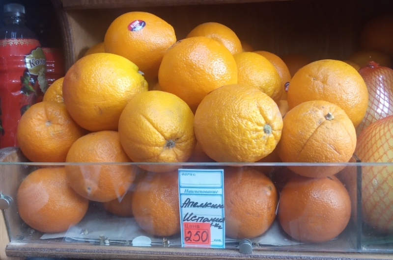 Килограмм апельсинов через. Килограмм апельсинов. Импорт апельсинов. Популярные фрукты в России. Уничтожение апельсинов.